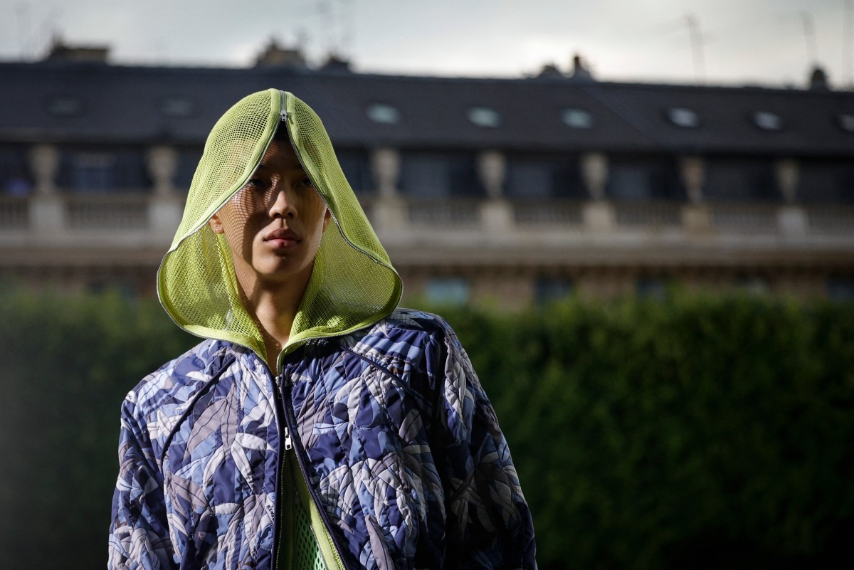 بالصور- عمال بناء ومهرجون باليوم الثاني من أسبوع الموضة الرجالية في باريس